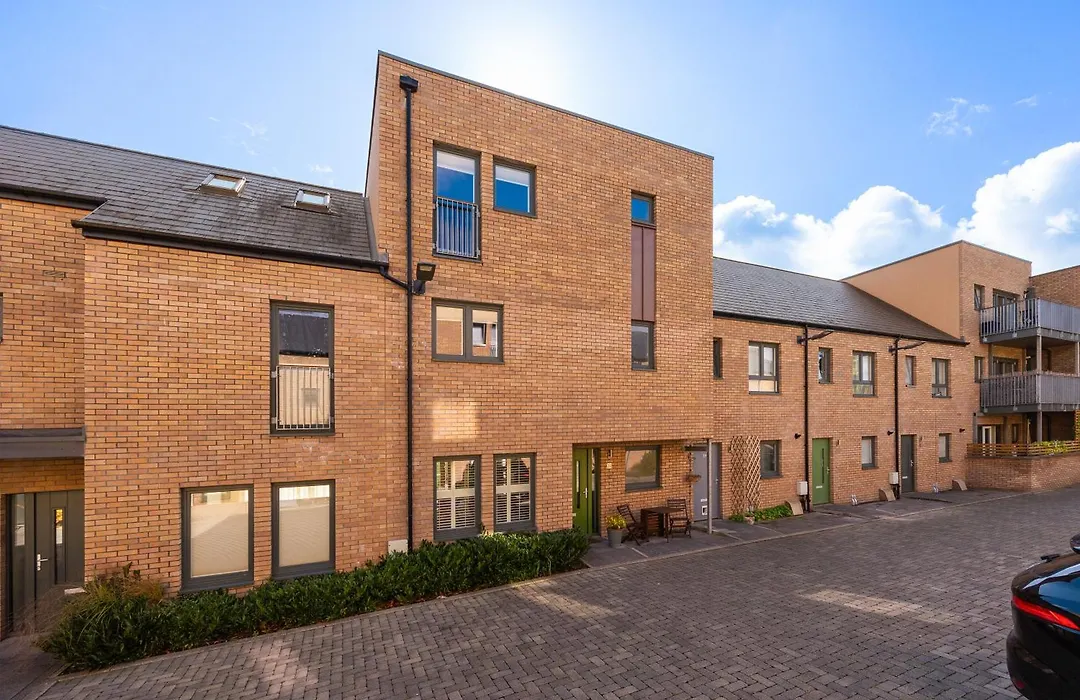 Gorgeous Central 3 Bed House Free Parking & Garden-1