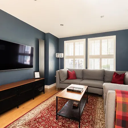 Gorgeous Central 3 Bed House Free Parking & Garden-2